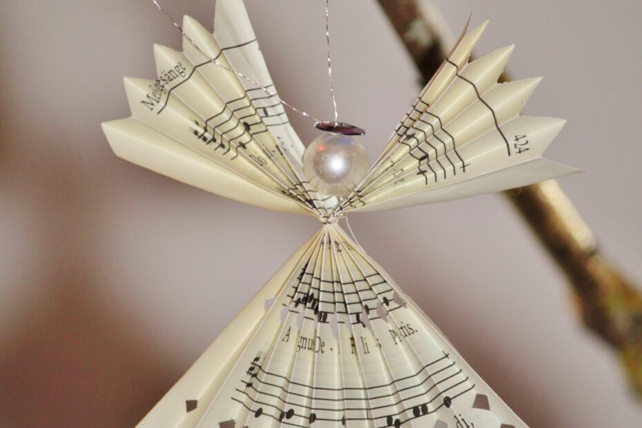 gefalteter Engel aus Notenpapier